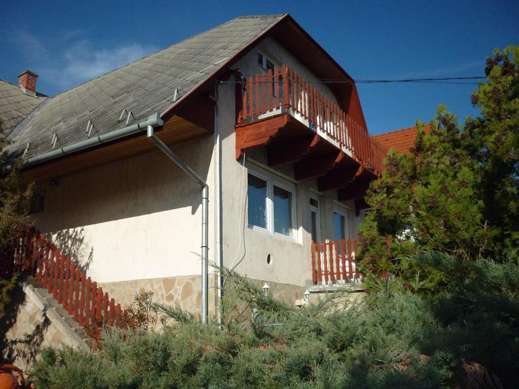 Kriszta Apartmanhaz Apartment Balatonlelle Exterior photo