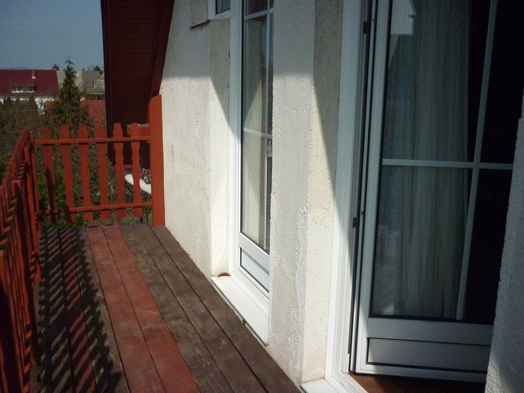 Kriszta Apartmanhaz Apartment Balatonlelle Exterior photo